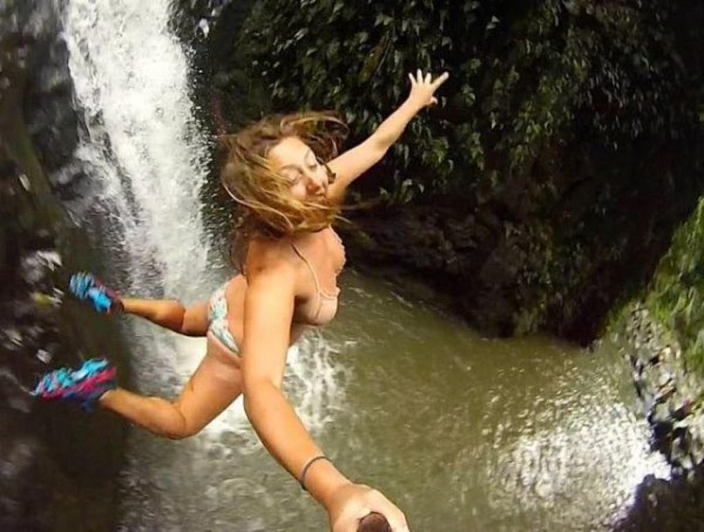 15 Selfies That Went To The EXTREME