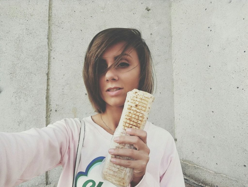 5 Girls-With-Food Accounts You’ve Got To See