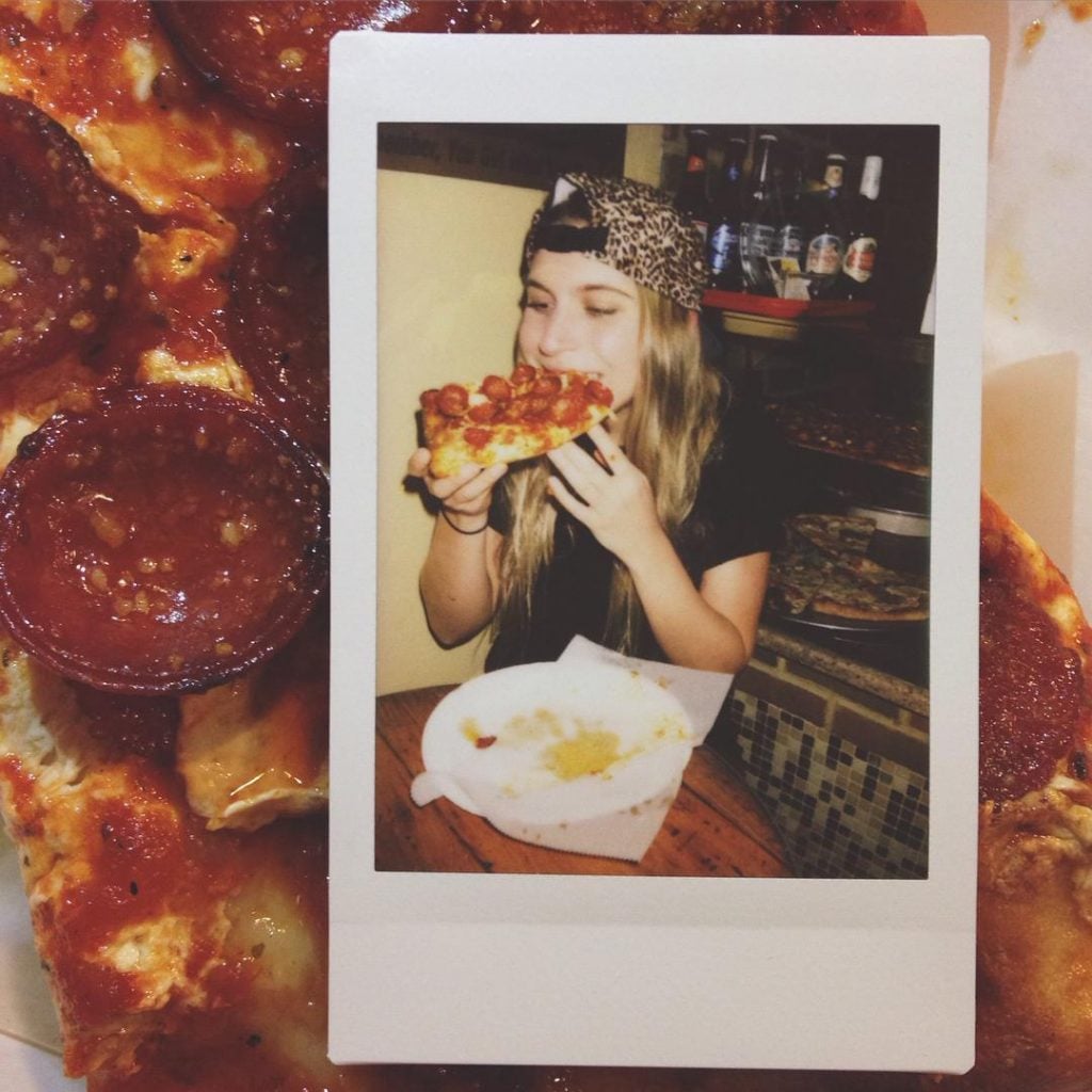 5 Girls-With-Food Accounts You’ve Got To See