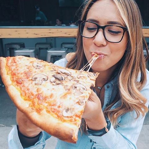 5 Girls-With-Food Accounts You’ve Got To See