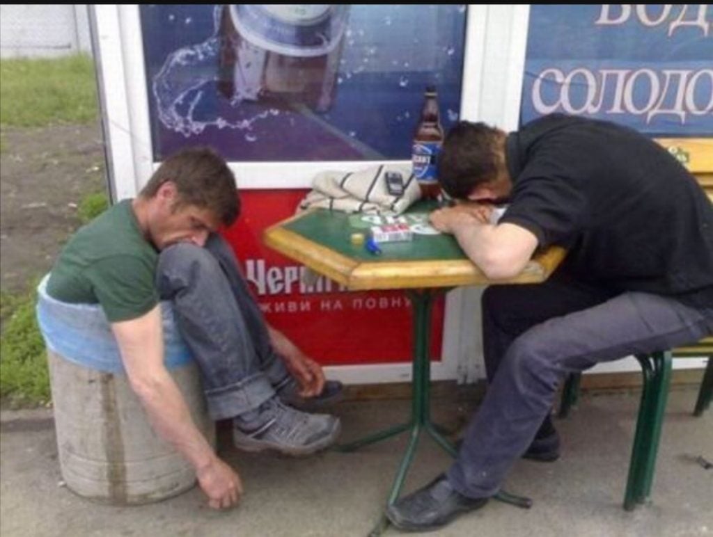 19 Random People Caught Publicly in Awkward Positions