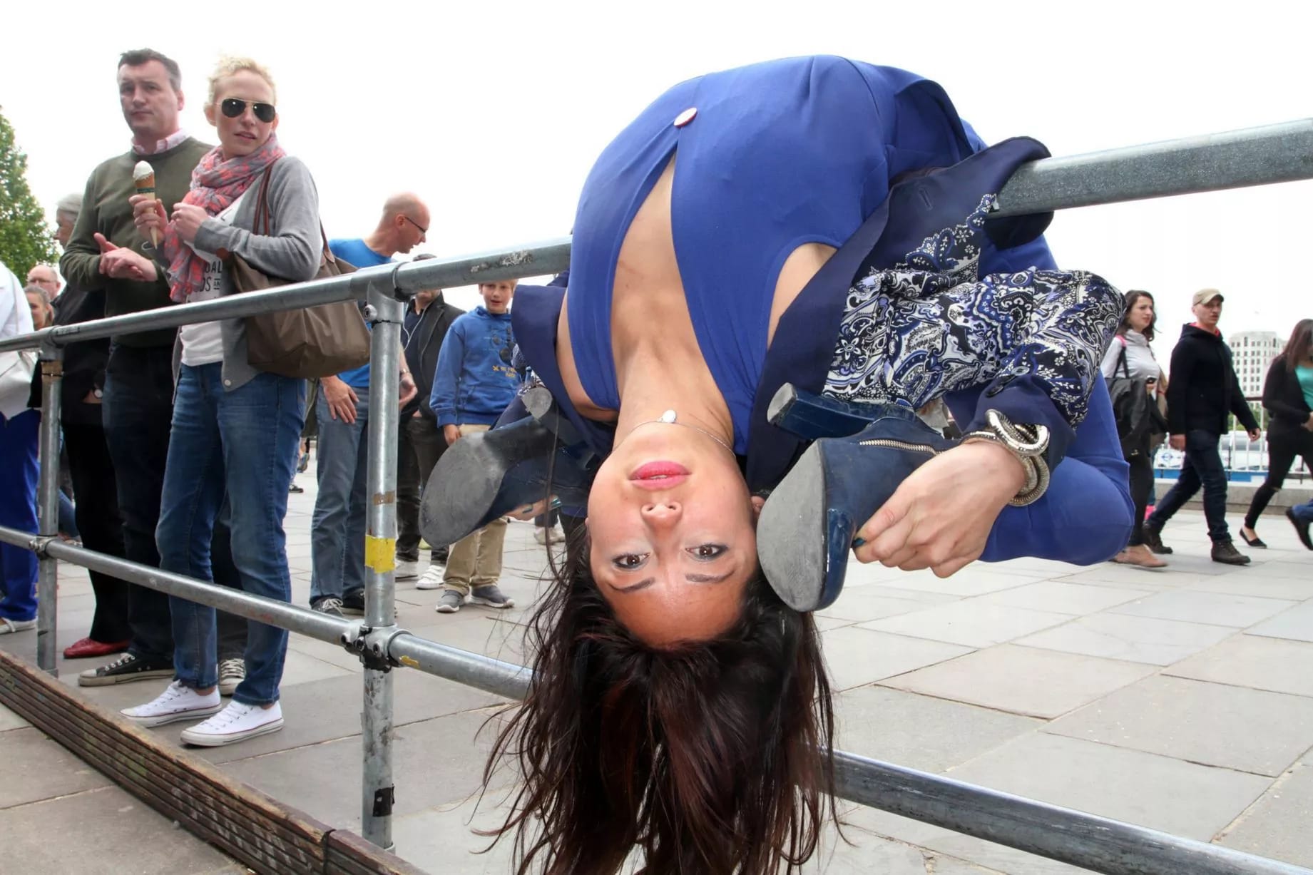 20 Random People Caught Publicly in Awkward Positions 16