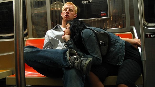 20 Random People Caught Publicly in Awkward Positions 6