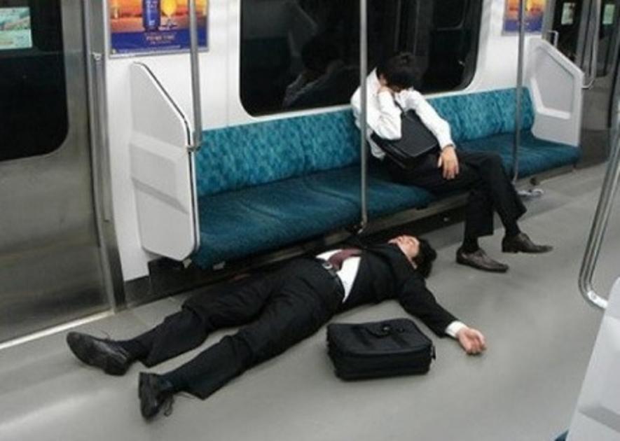 20 Random People Caught Publicly in Awkward Positions 8