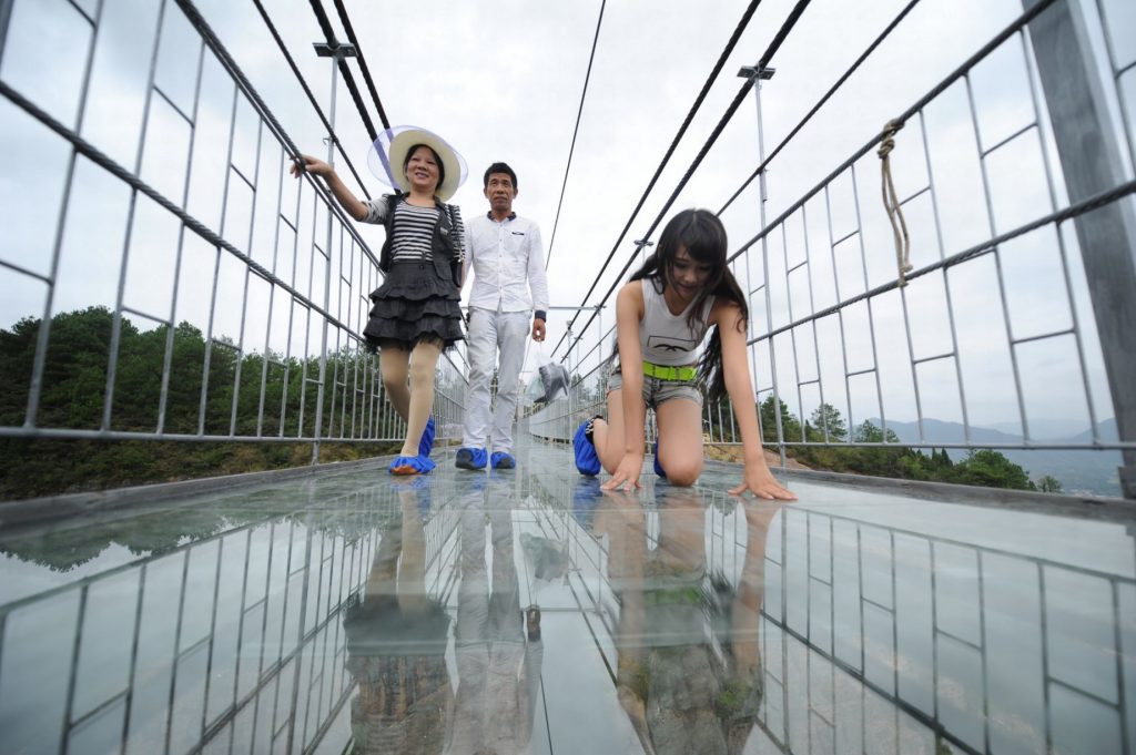 13 Pics Of A Glass Bridge That Strikes Fear In Tourists’ Hearts