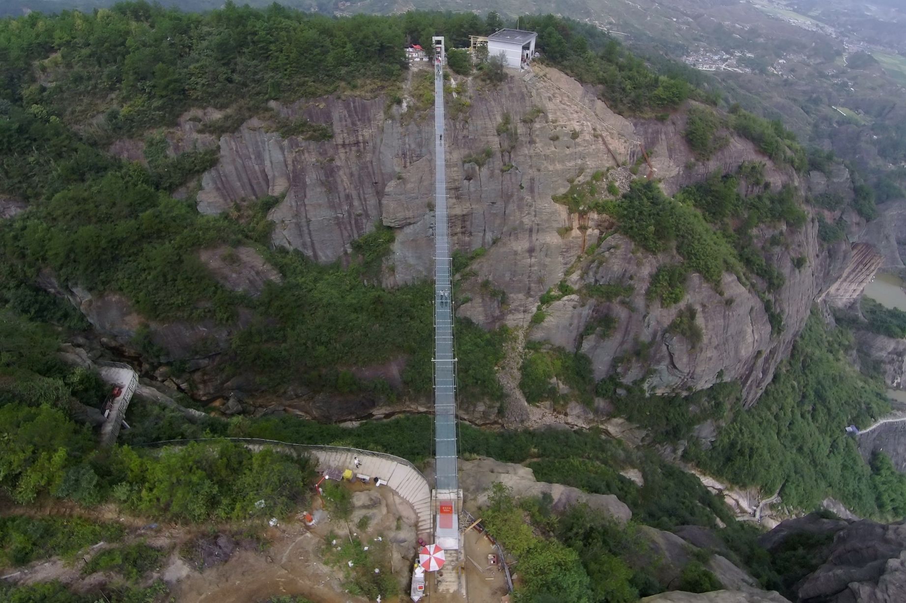 13 Pics Of A Glass Bridge That Strikes Fear In Tourists' Hearts 5