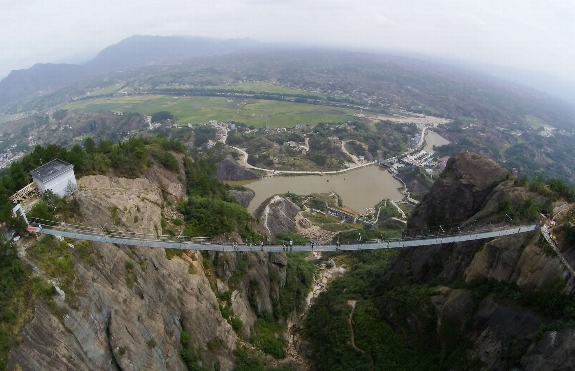 13 Pics Of A Glass Bridge That Strikes Fear In Tourists' Hearts 7