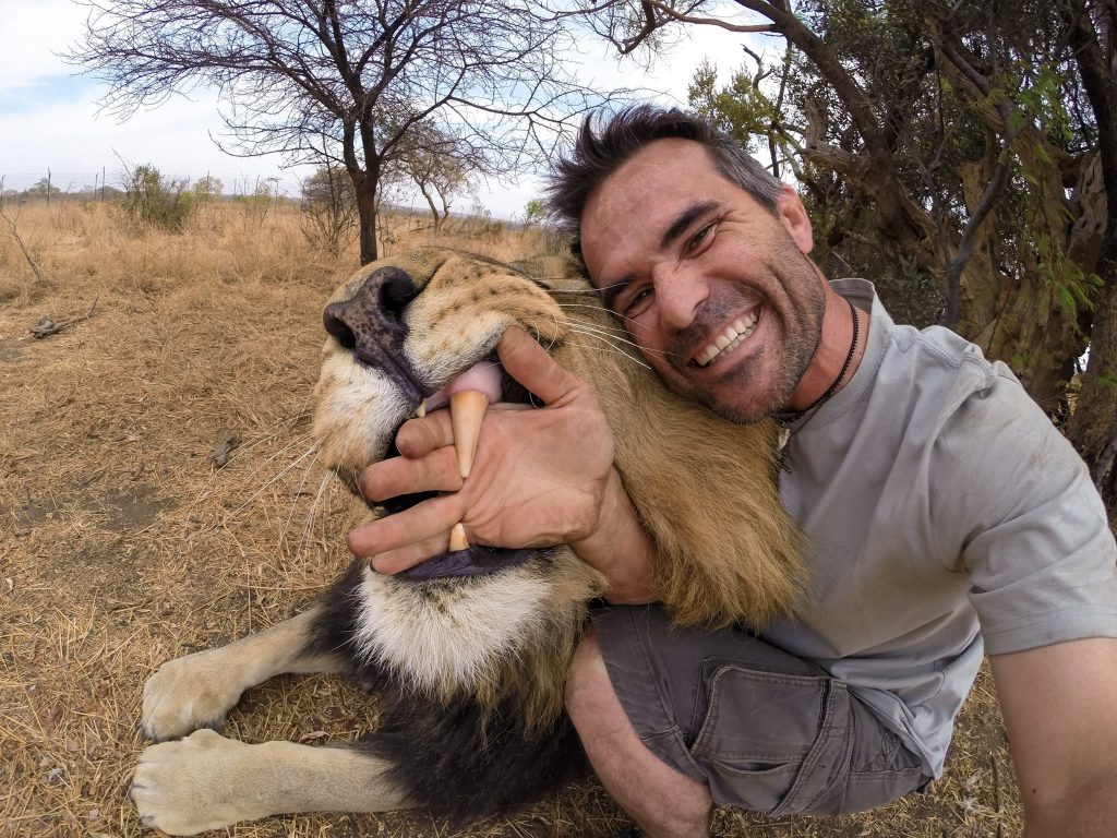 Snapping Selfies with Wild Animals Is a New Trend