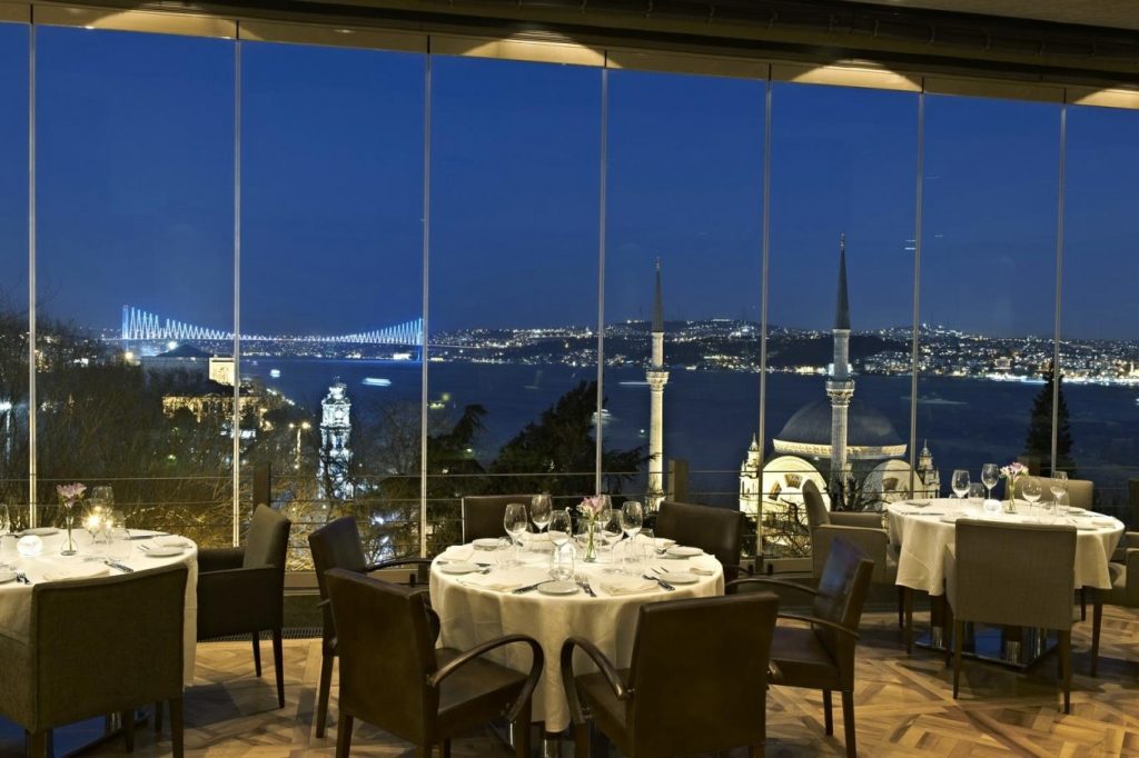26 World’s Best Restaurant Views