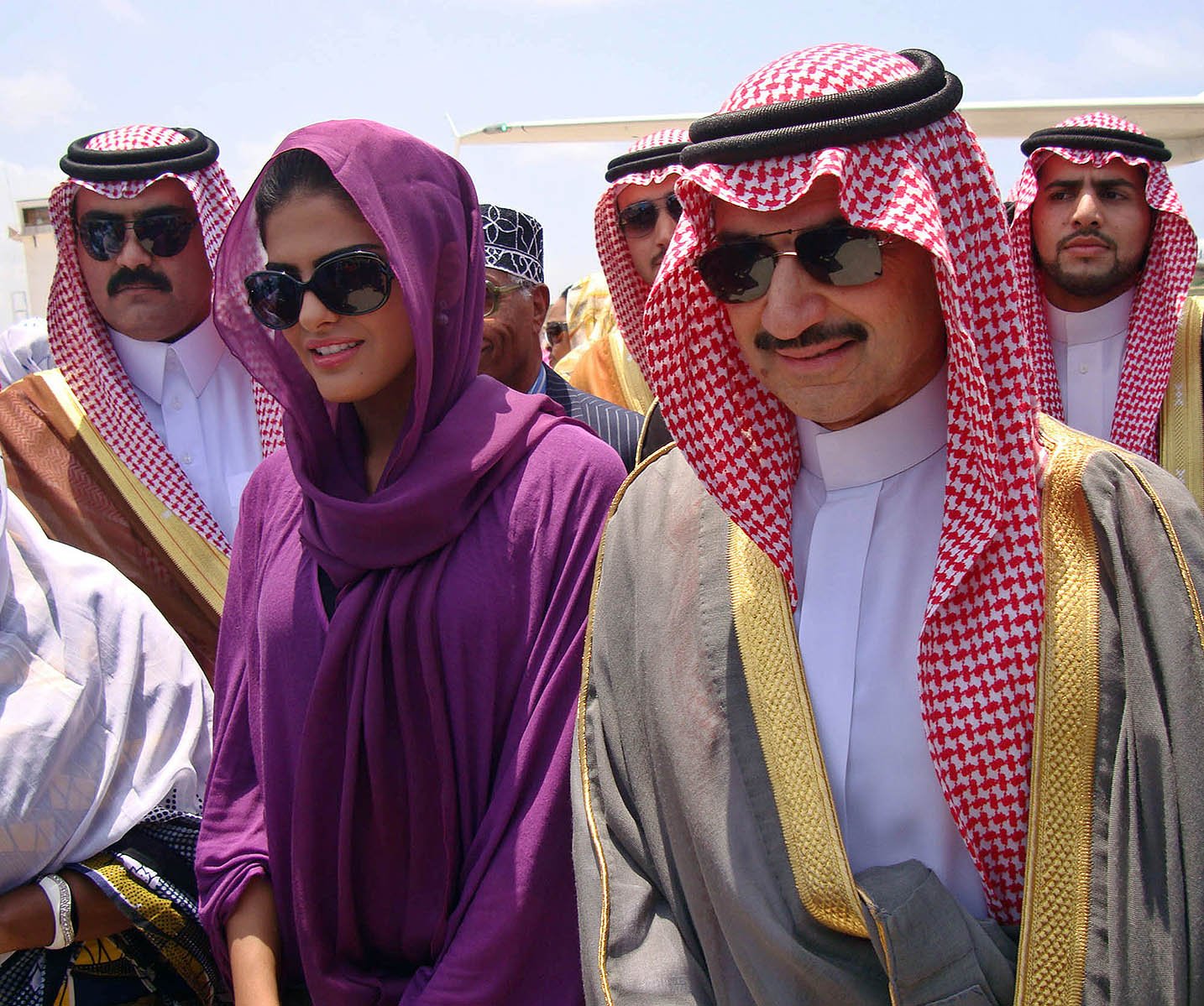 Prince Al-Waleed Bin Talal [R], nephew of the Saudi King, arrives in the Somalian capital, Mogadishu August 27, 2011. A delegation from the Saudi royal family arrived today in Mogadishu on a one-day visit to see how best to assist the Horn of Africa country hit by famine and drought, officials said. The Horn of Africa has been hit by the worst drought in decades, and the UN has described Somalia, where a civil war has been going on since 1991, as facing the most severe humanitarian crisis in the world. AFP PHOTO/STRINGER