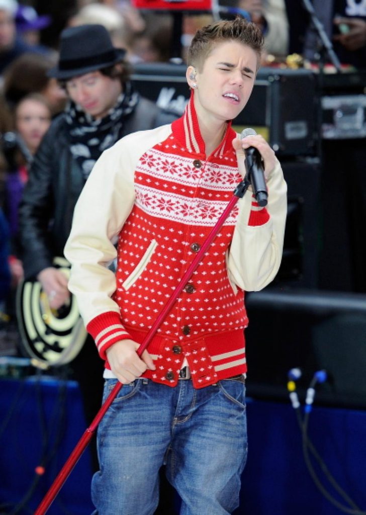 30 Extremely Ugly Festive Sweaters