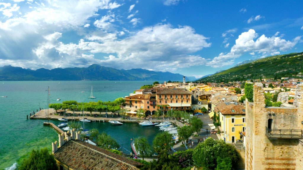 14 Most Gorgeous Lakes on the Planet