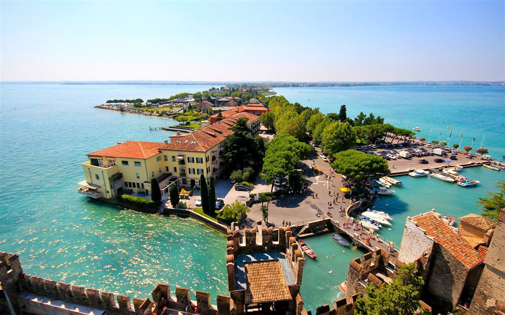 14 Most Gorgeous Lakes on the Planet