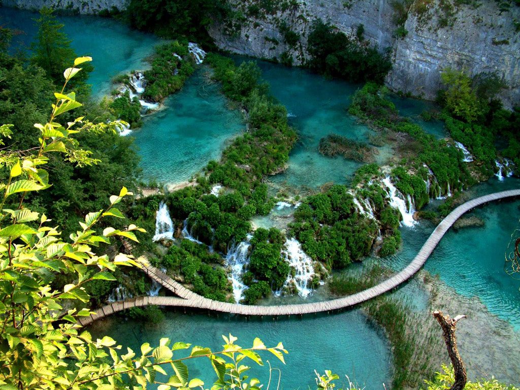 14 Most Gorgeous Lakes on the Planet