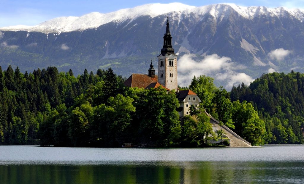 14 Most Gorgeous Lakes on the Planet
