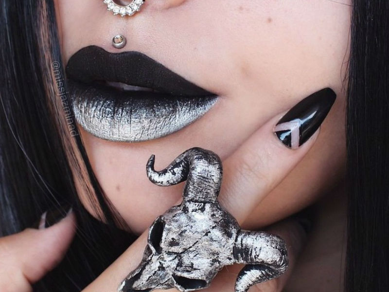 makeup-artist-uses-her-lips-as-a-canvas-for-miniature-masterpieces-12