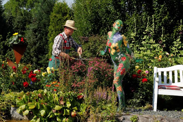 4 Body Painters Who Blend Humans Into Surroundings