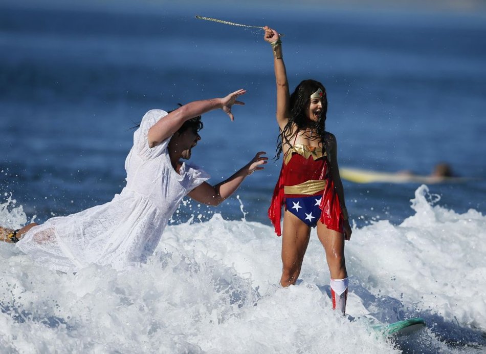 annual-surf-costume-contest-in-santa-monica-ca-13