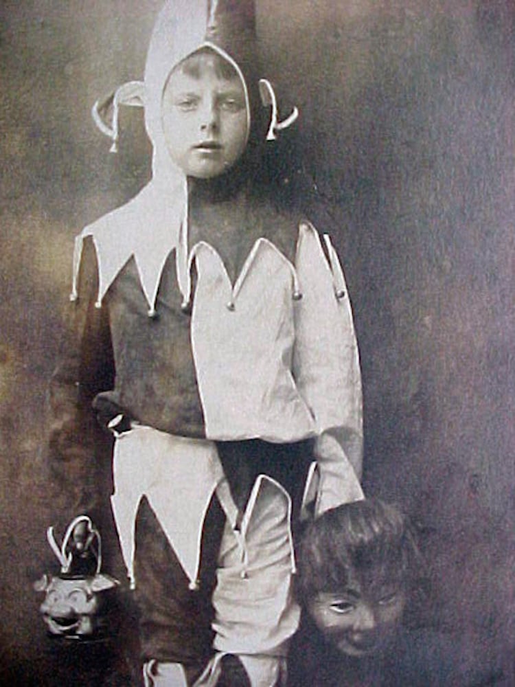 creepy-halloween-costumes-from-the-past-20