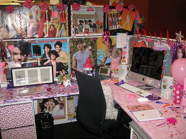 30+ Hilarious Office Pranks