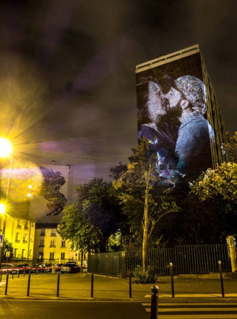 22 Portraits of Love Birds Kissing in the Streets of Paris