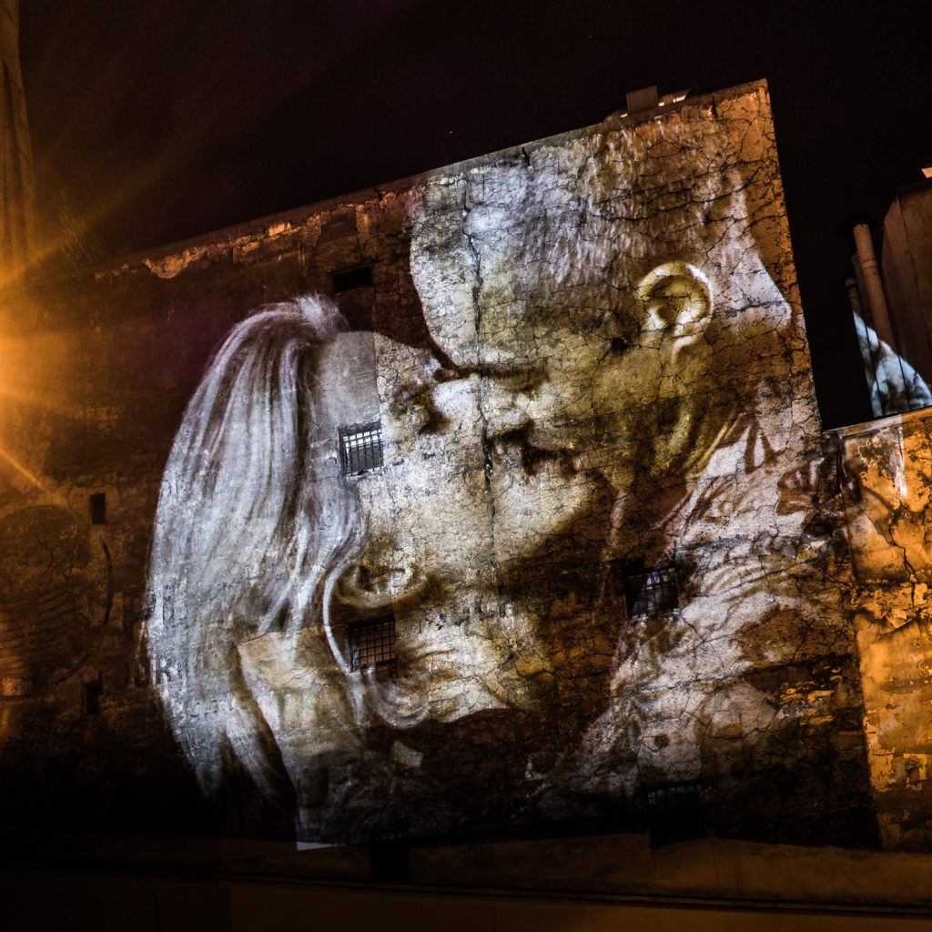 22 Portraits of Love Birds Kissing in the Streets of Paris