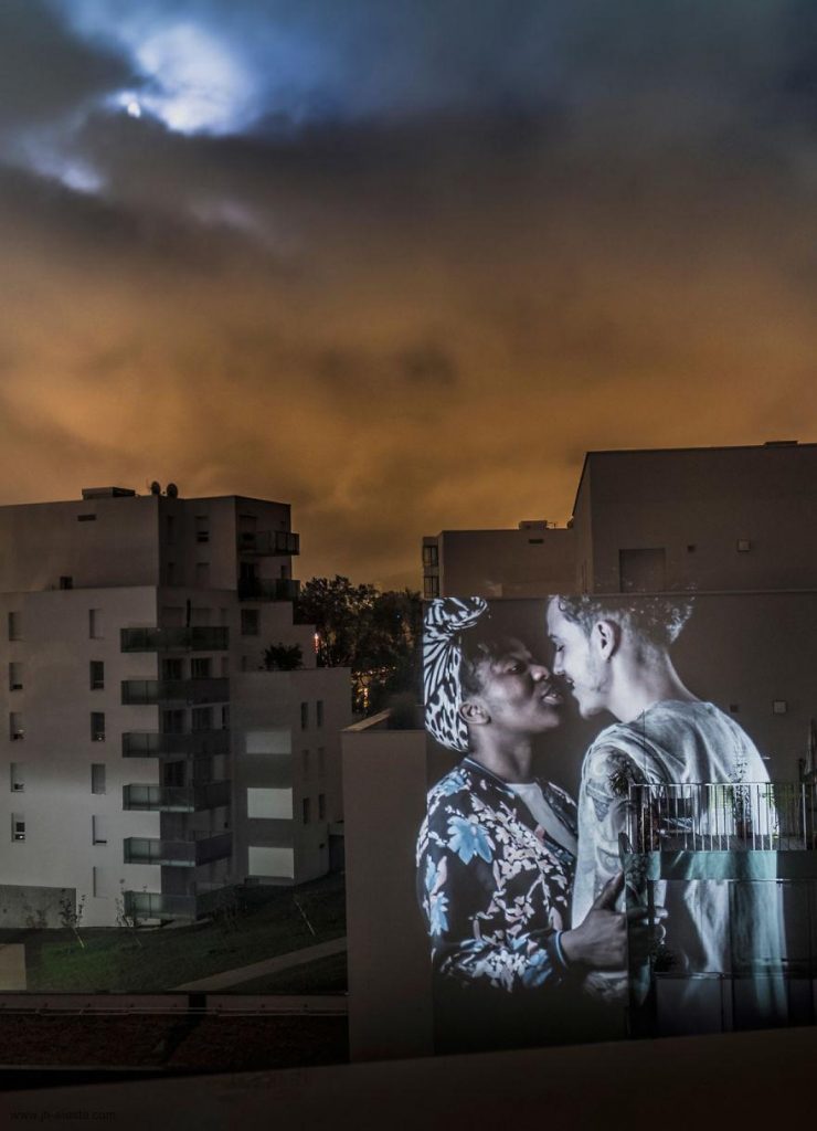 22 Portraits of Love Birds Kissing in the Streets of Paris