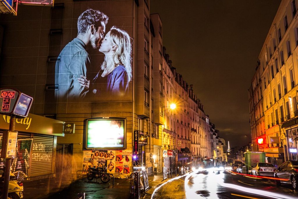 22 Portraits of Love Birds Kissing in the Streets of Paris