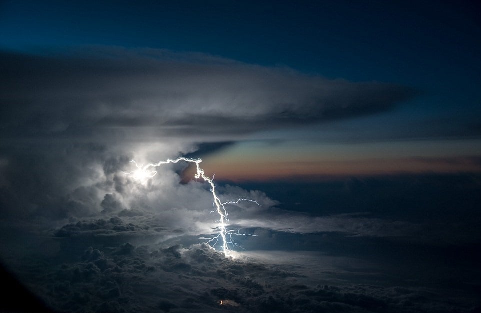 15 Breathtaking Photos From The Pilot’s Cockpit