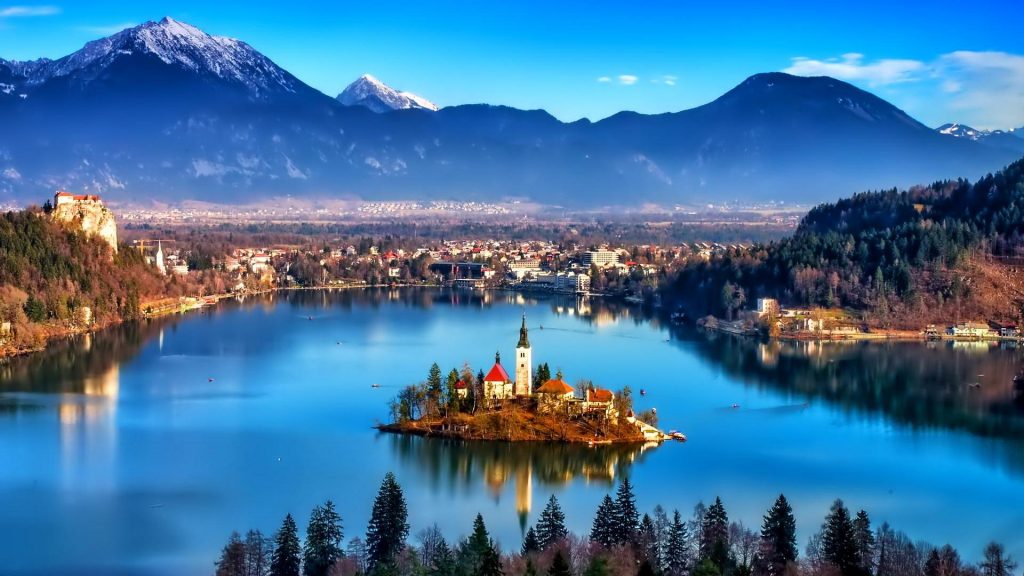 8 Most Incredibly Beautiful Lakes in the World