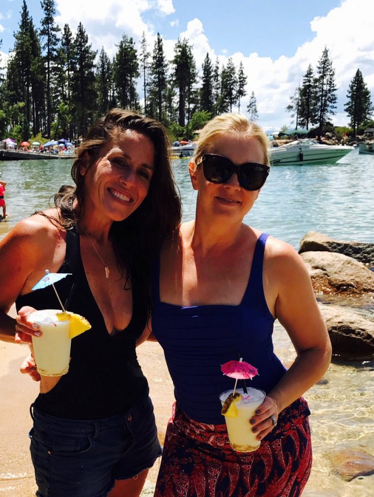 9 Excellent TV Casts That Still Find Time To Hang Out
