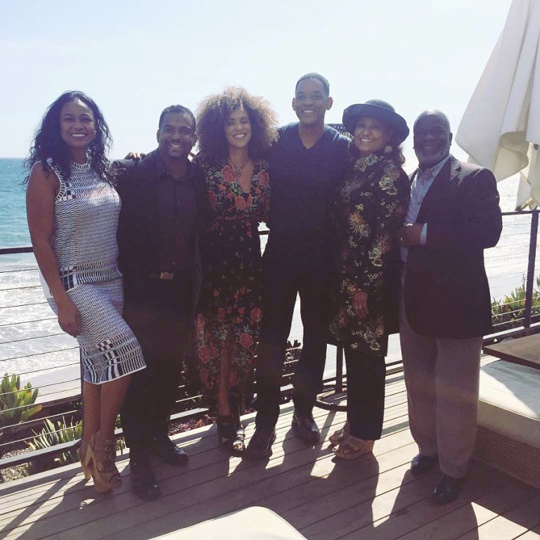 9 Excellent TV Casts That Still Find Time To Hang Out