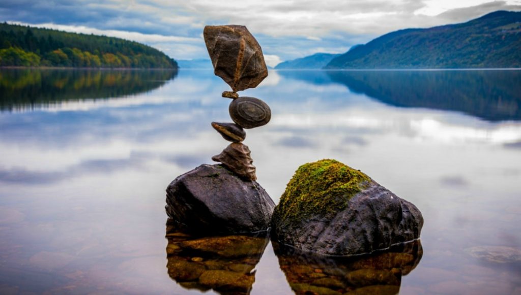 21 Physics-Defying Sculptures That Will Wrinkle Your Brain