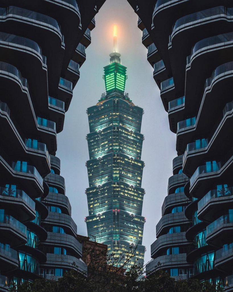 20 Perfectly Symmetrical Photos To Soothe Your Soul