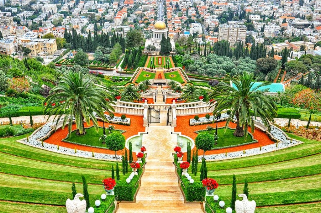 20 Perfectly Symmetrical Photos To Soothe Your Soul