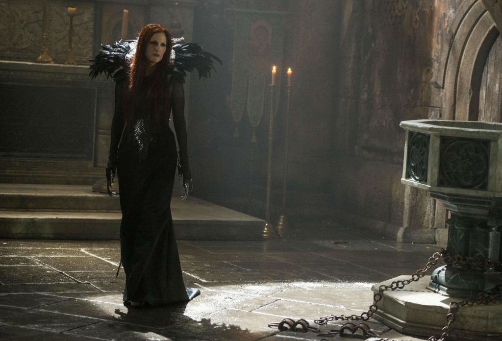 Julianne Moore (The Seventh Son) | 7 Gorgeous Movie Dresses That Were A Nightmare To Wear | ZestRadar