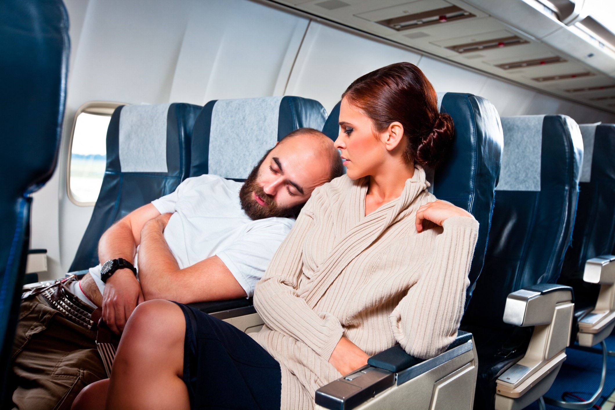Засыпать до взлета | 10 вещей, которые лучше не делать на борту | Brain Berries