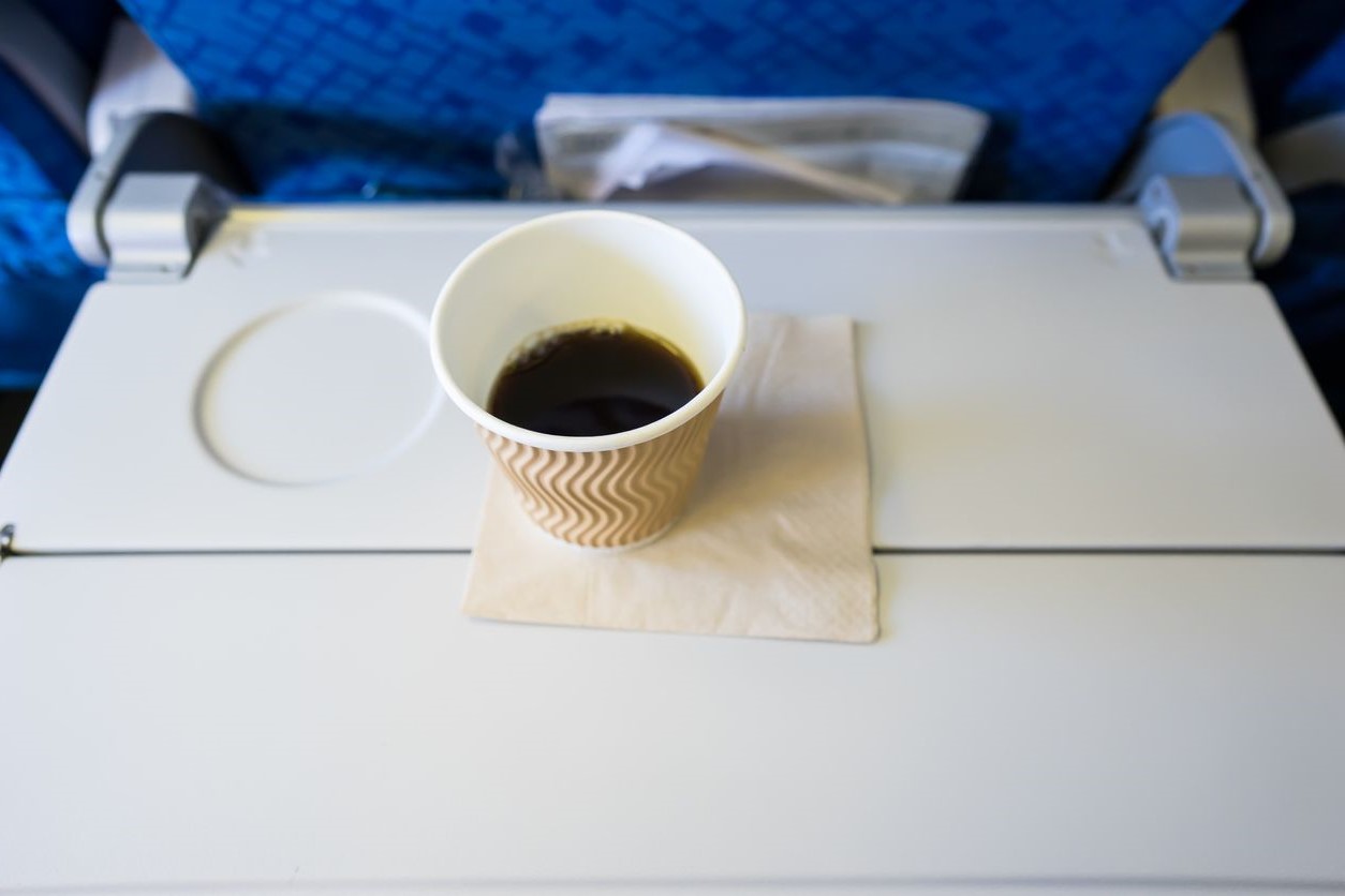 Заказывать чай или кофе | 10 вещей, которые лучше не делать на борту | Brain Berries