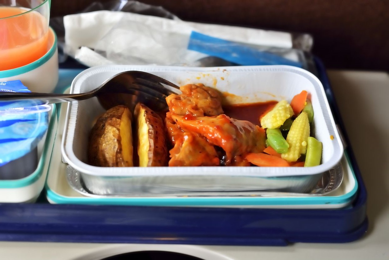 Налегать на самолетную еду | 10 вещей, которые лучше не делать на борту | Brain Berries