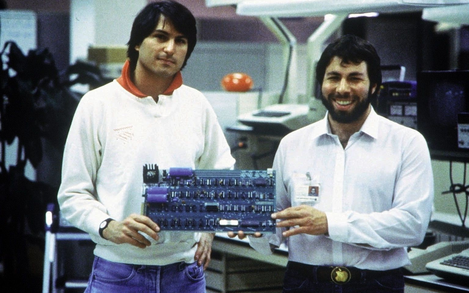 Стив Джобс и Стив Возняк, Apple (1976) | 6 культовых компаний, созданных друзьями | Brain Berries