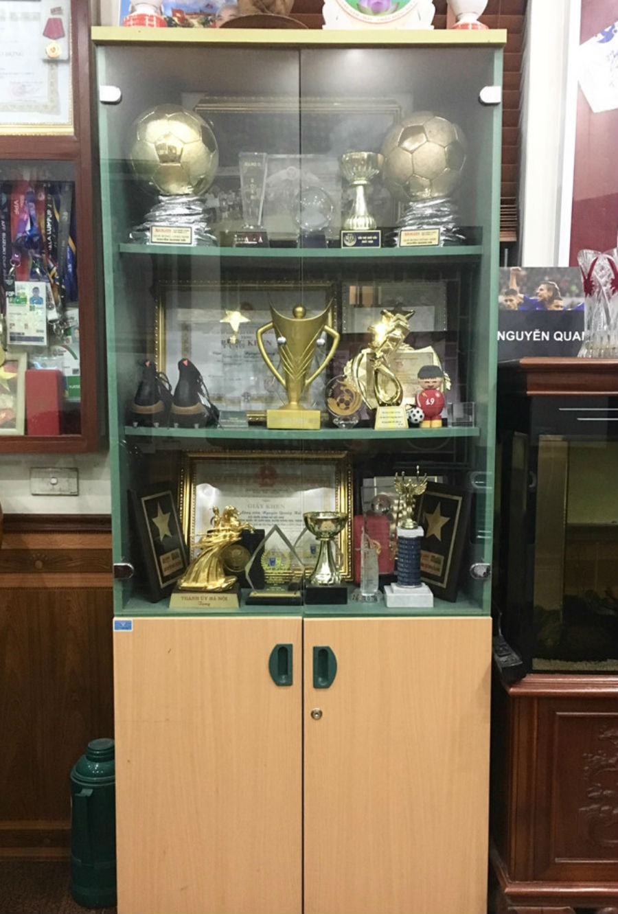 Bố mẹ Quang Hải phải mượn tủ để trưng bày danh hiệu của con | 10 điều thú vị về Quang Hải | Brain Berries