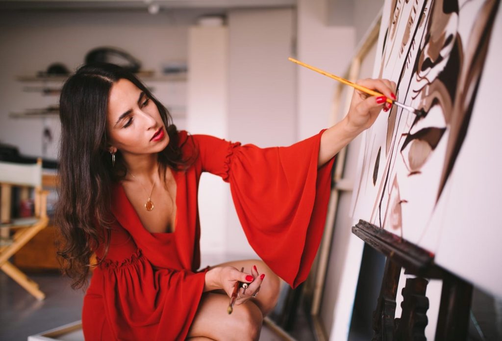 10 Awesome Qualities of Women Who Enjoy Being Alone