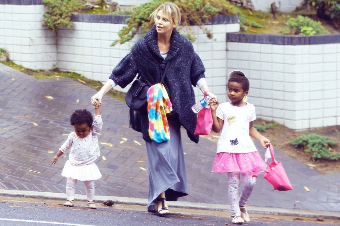 Шарлиз Терон | Звездные родители, которые выступают против гендерных различий | Brain Berries