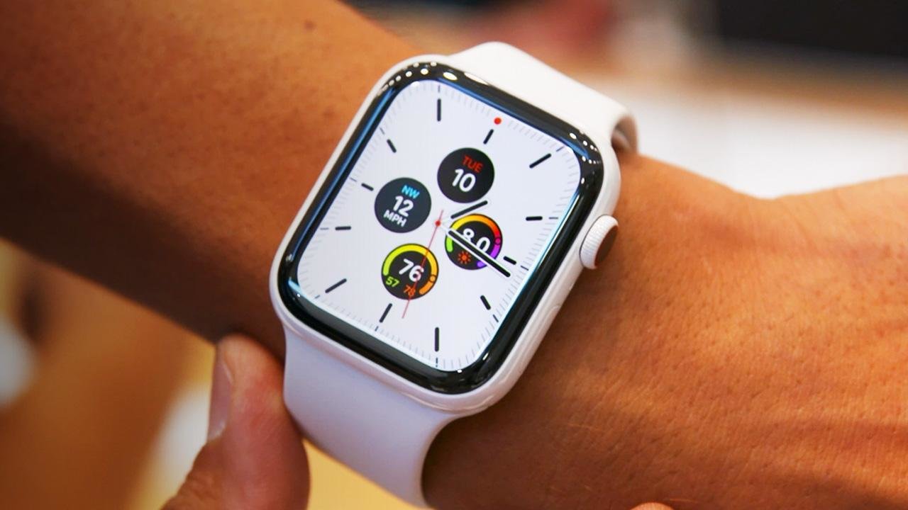 Apple Watch Series 5 – $400 | 9 Must-Have Holiday Gadgets for Tech Lovers | Brain Berries