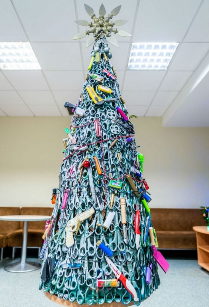 #8 | From Pillows To Lost & Found Items: The Coolest And Weirdest Christmas Trees You’ve Seen So Far | Zestradar