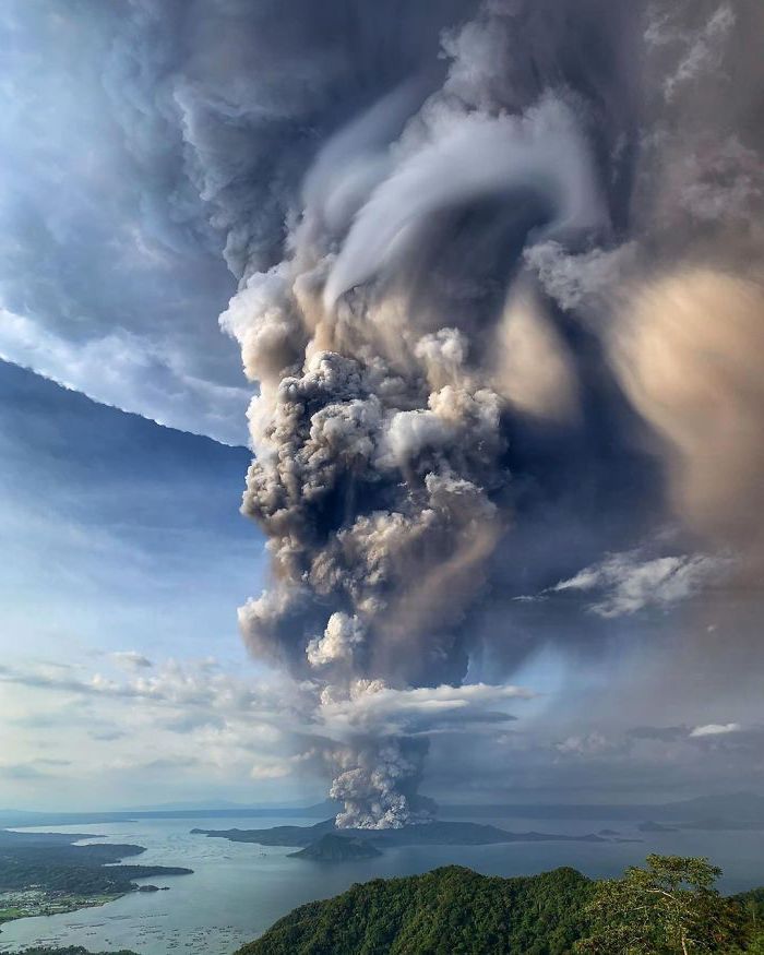 10 Mesmerizing and Terrifying Pictures of the Taal Volcano Eruption in the Philippines
