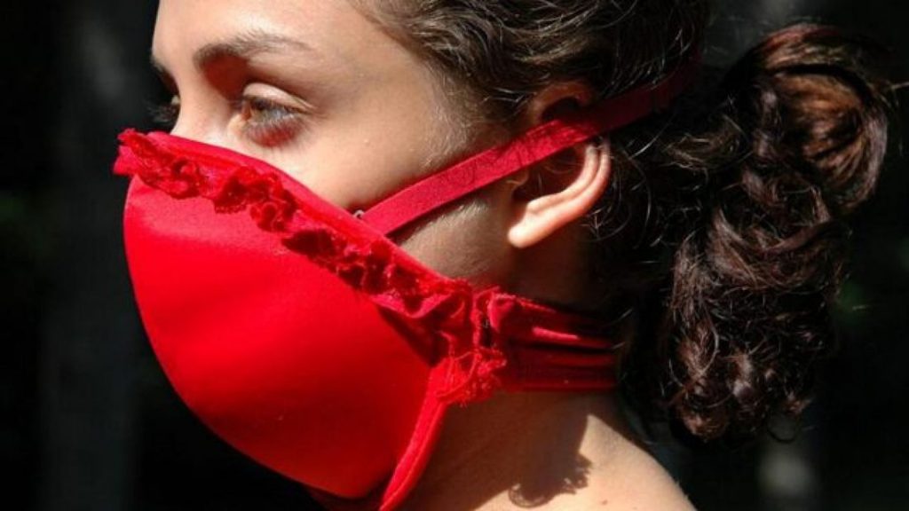 Mascherine (troppo) faidate in giro per il mondo