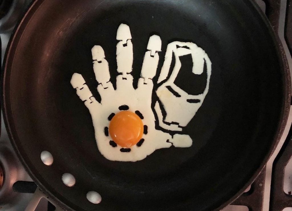 Un tale trasforma le uova fritte in opere d’arte ed ecco il risultato!