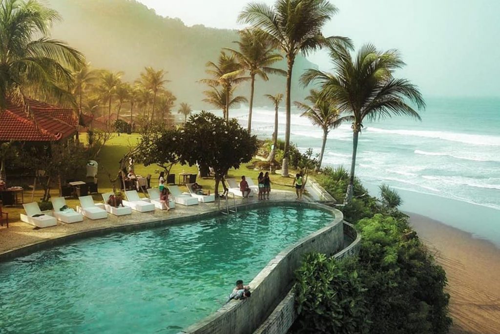 Staycation Yuk! Inilah 7 Hotel dengan Infinity Pool Keren di Indonesia