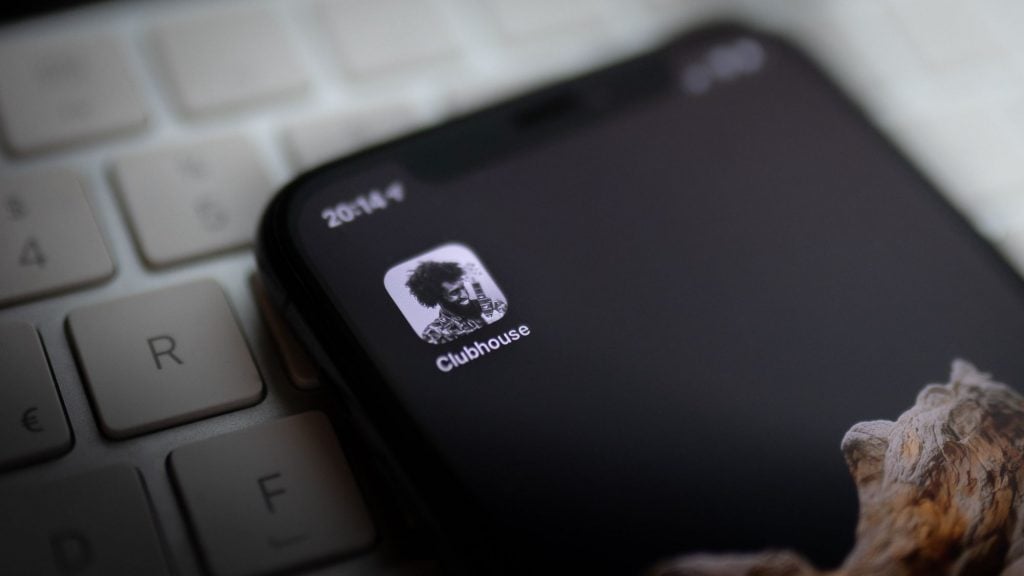 Clubhouse — новая социальная сеть, где можно общаться только голосом!